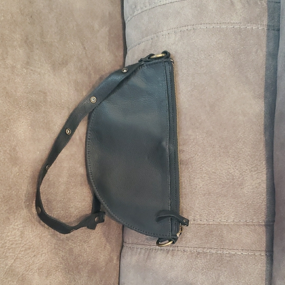 Elegant Black Leather Crossbody Bag - Picture 2 of 8